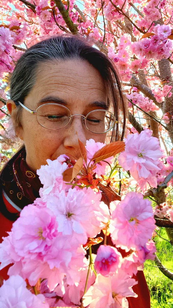 O'Shana J. Kosarev mit geschlossenen Augen an einem blühenden Kirschbaum
